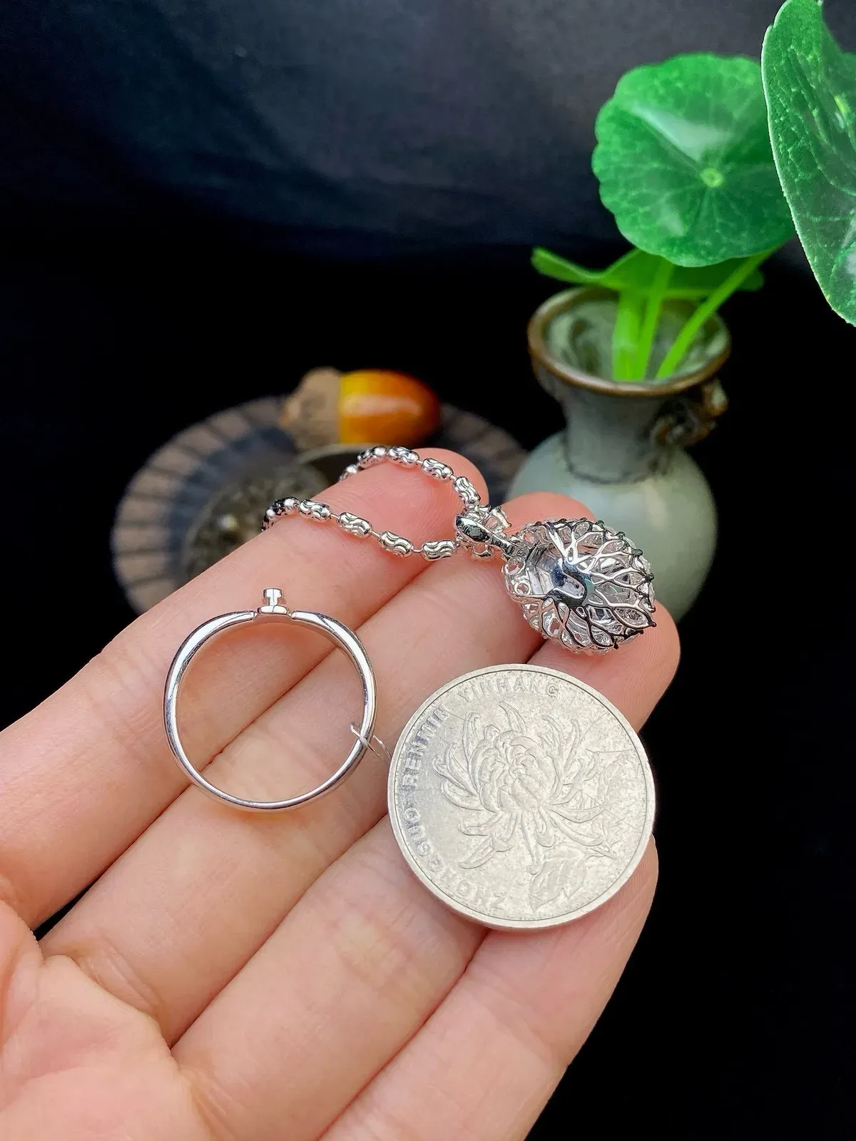 【冰种满绿葫芦】吊坠、戒指两用款质地细腻，冰润起光，胶感强烈，冰感明显，18K金钻精美镶嵌，裸石尺寸11.6*9.1*3.1毫米