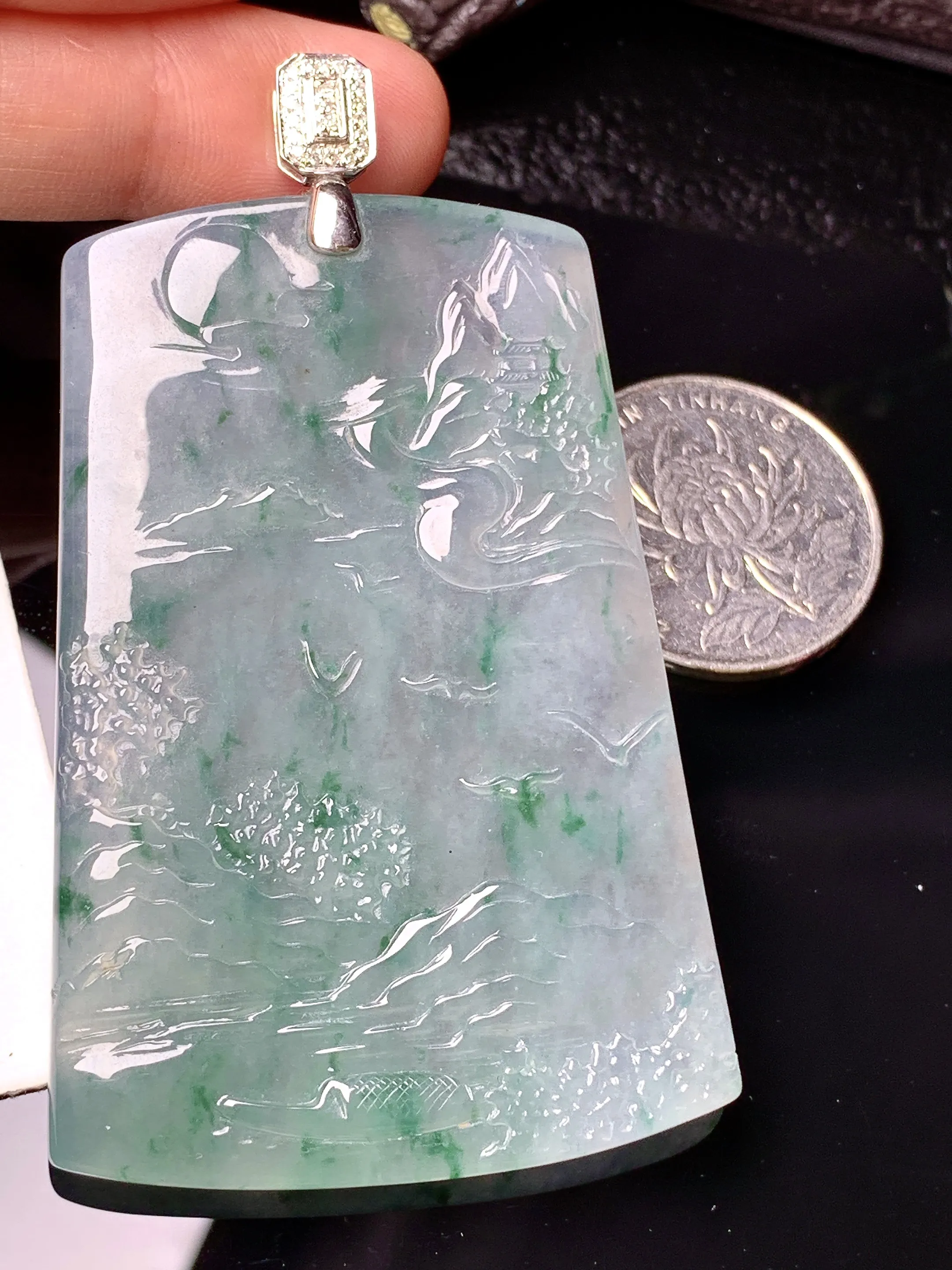 18k金钻镶嵌冰种飘绿山水牌子吊坠 玉质细腻 色泽清新艳丽 整体尺寸72*43*4.8