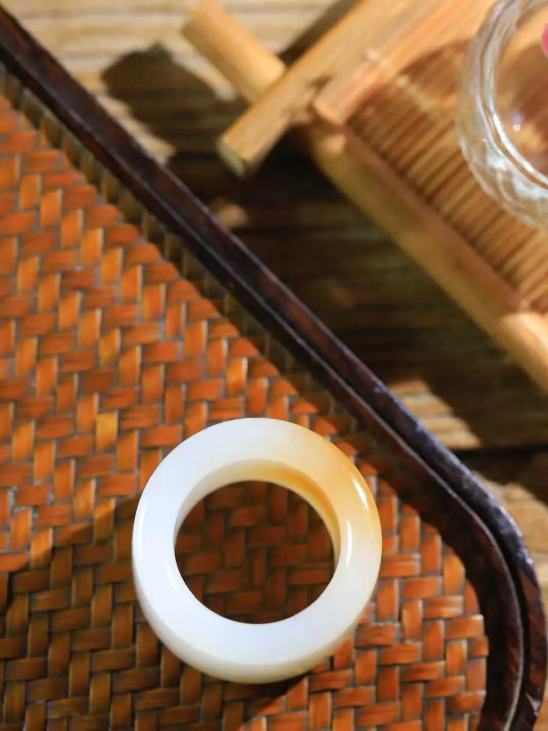 【古韵·扳指】

精品和田玉糖白玉扳指，玉质温润，油润感十足， 整器古韵生辉。优雅高贵。运筹帷幄于掌中，决胜于千里之外。重31.6克 内径圈口21.8mm 尺寸23-5.8mm   FDL-361102542