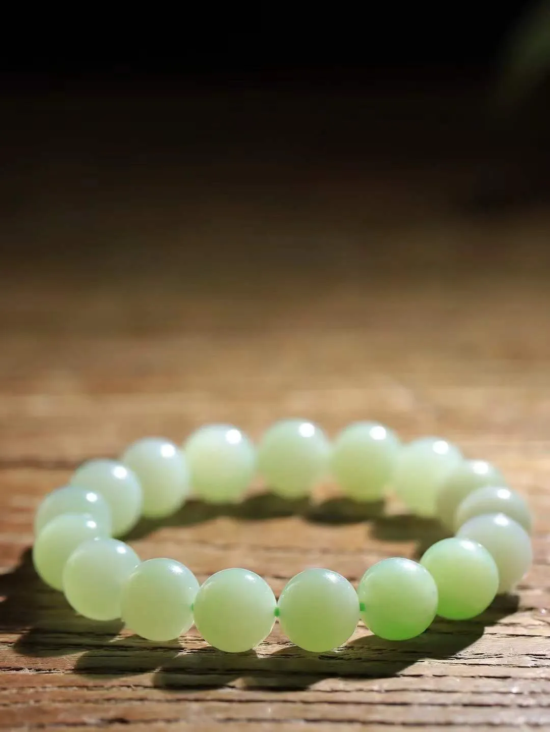 【珠圆玉润.手串】

精品和田玉翠青珠圆玉润手串 玉质温润细腻  整串打磨圆润，佩戴舒适。珠珠落玉盘，间关莺语花底滑，一生美好时光，无论身在何处，都有它相伴相守。事事顺遂，幸福美满，吉祥如意。重41.2克 尺寸取一11.6mm  FD L-79120368