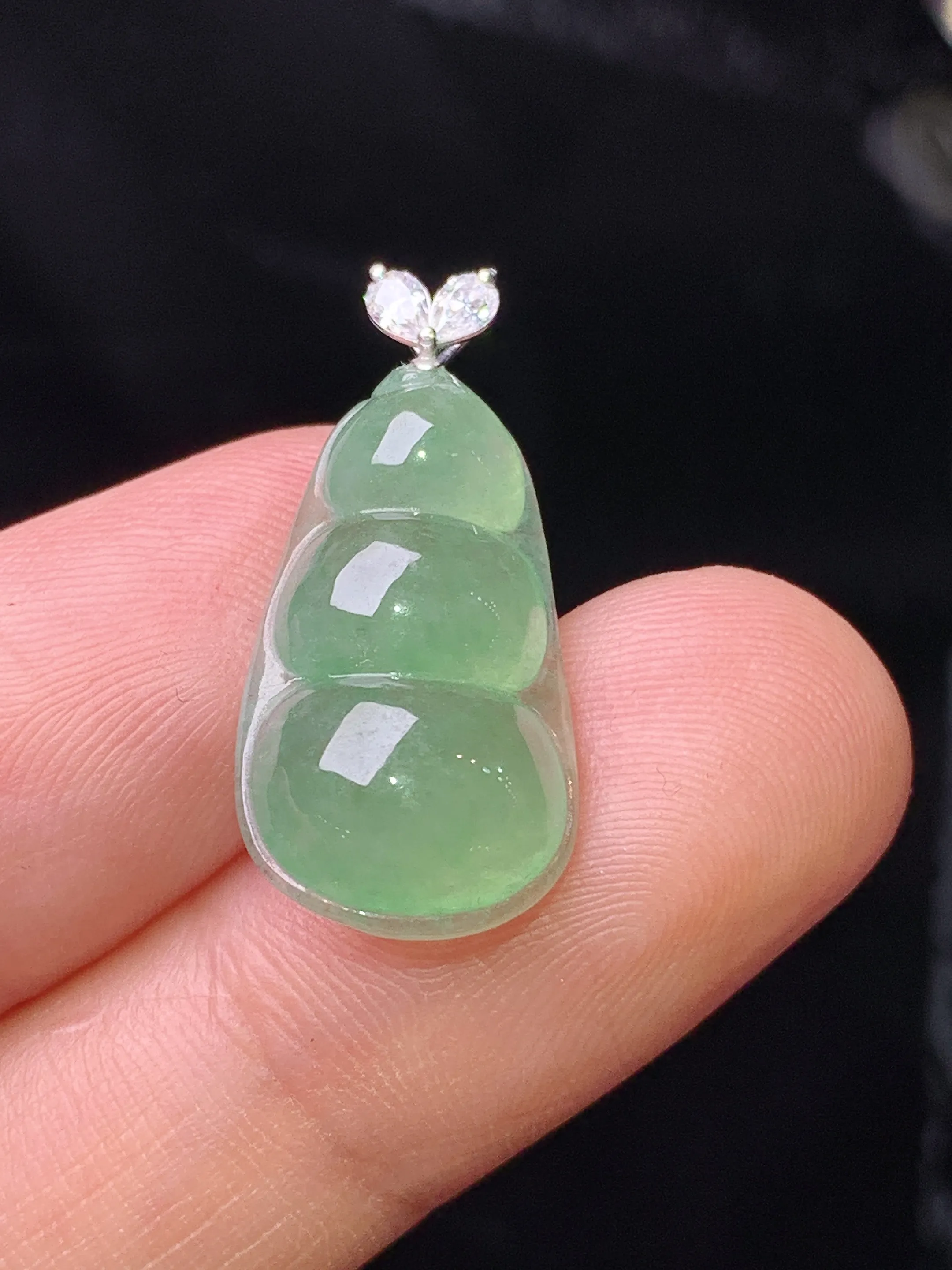 18k金钻镶嵌冰种晴绿四季豆吊坠 玉质细腻 色泽清新艳丽 整体尺寸24*11*4.8