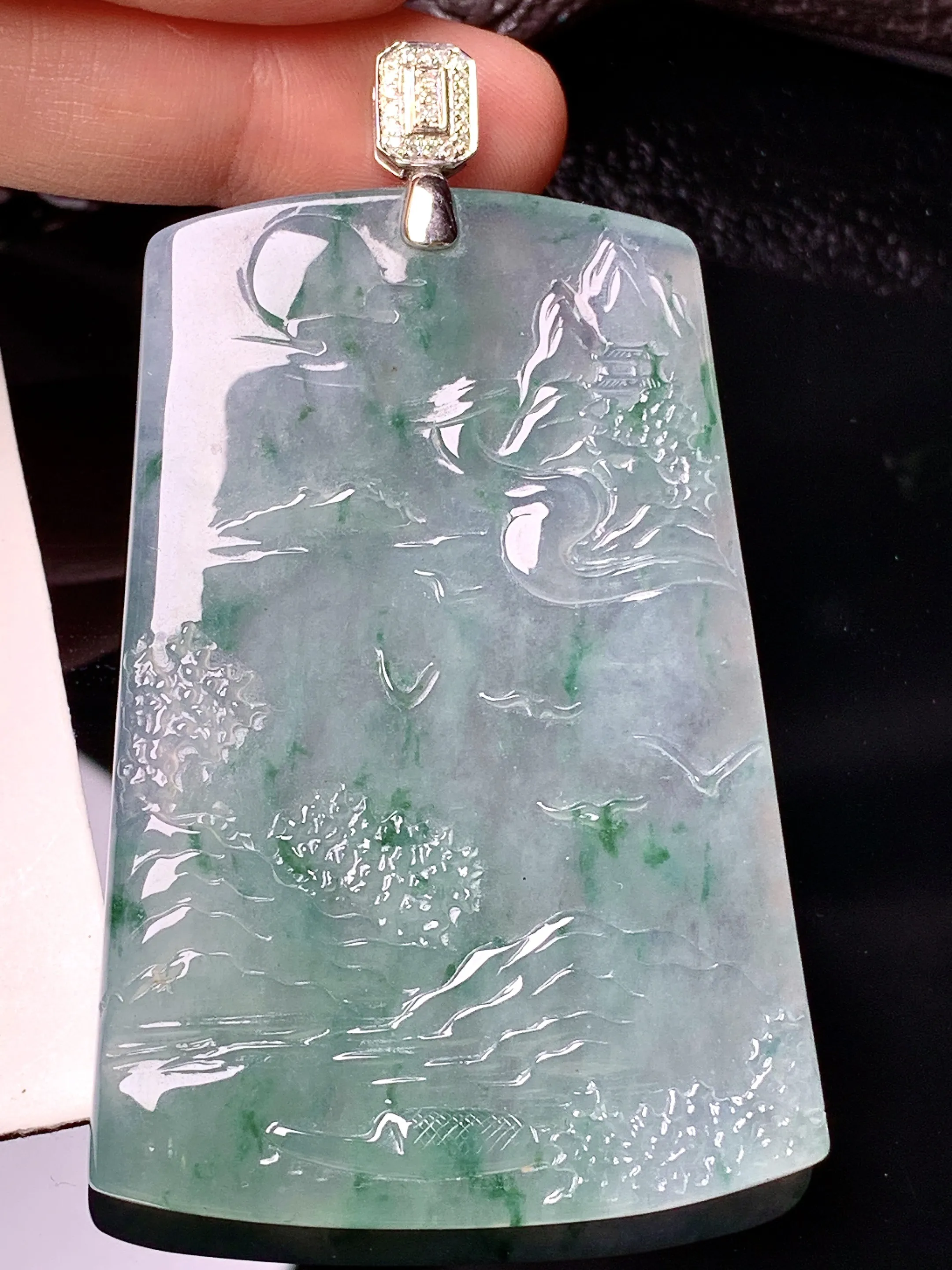 18k金钻镶嵌冰种飘绿山水牌子吊坠 玉质细腻 色泽清新艳丽 整体尺寸72*43*4.8