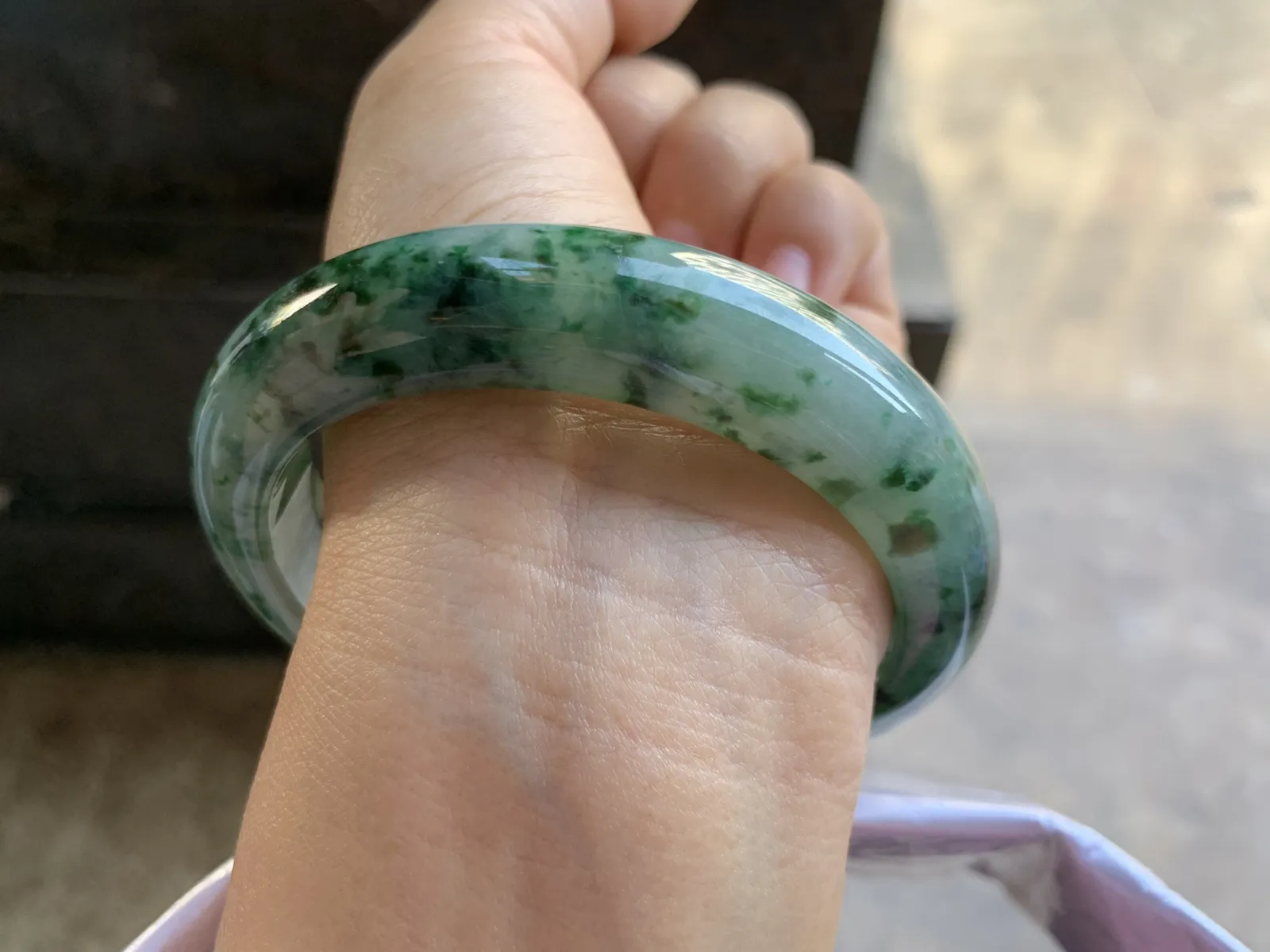 60-14.2-9.5mm
飘花大圈口手镯 底子细腻 花色浓郁 宽版大圈口