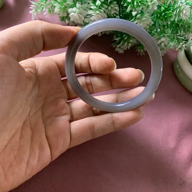 和田玉57圈口紫罗兰手镯，玉质特细腻油润，高脂粉，品相超赞，️萦绕腕间时，古韵不失时尚，素雅不失品味，细腻光滑的触感，使人沉醉，气质高