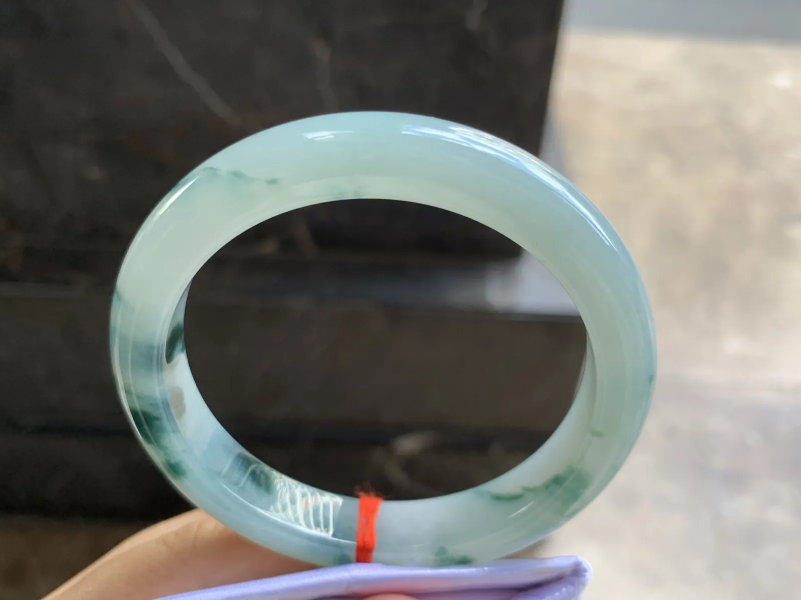 58.5-11.2-8.7mm
飘花手镯 底子细腻 山水花色 浓郁 韵味悠长