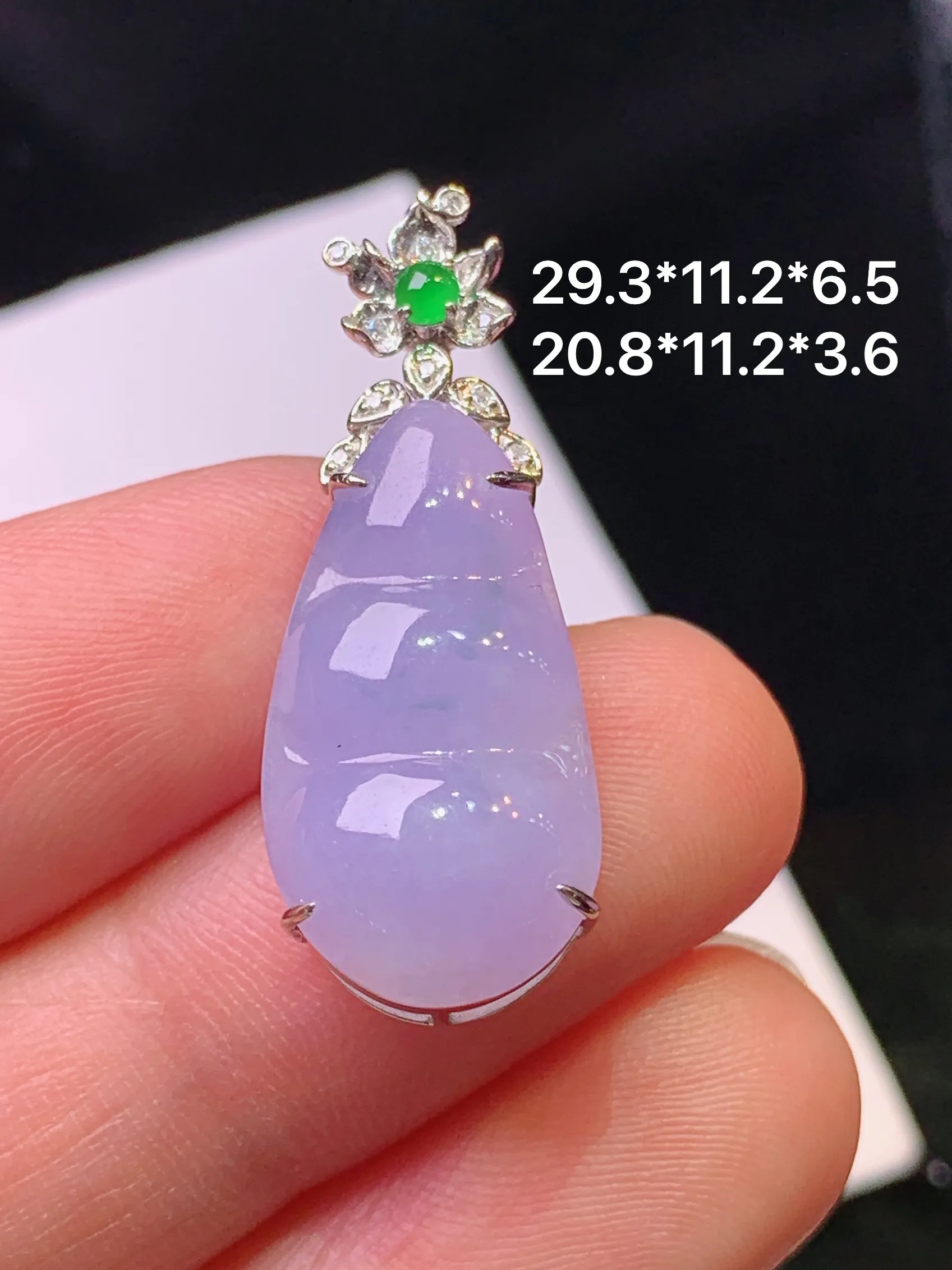 18k金钻镶嵌紫罗兰四季豆吊坠 玉质细腻 色泽清新艳丽 整体尺寸29.3*11.2*6.5