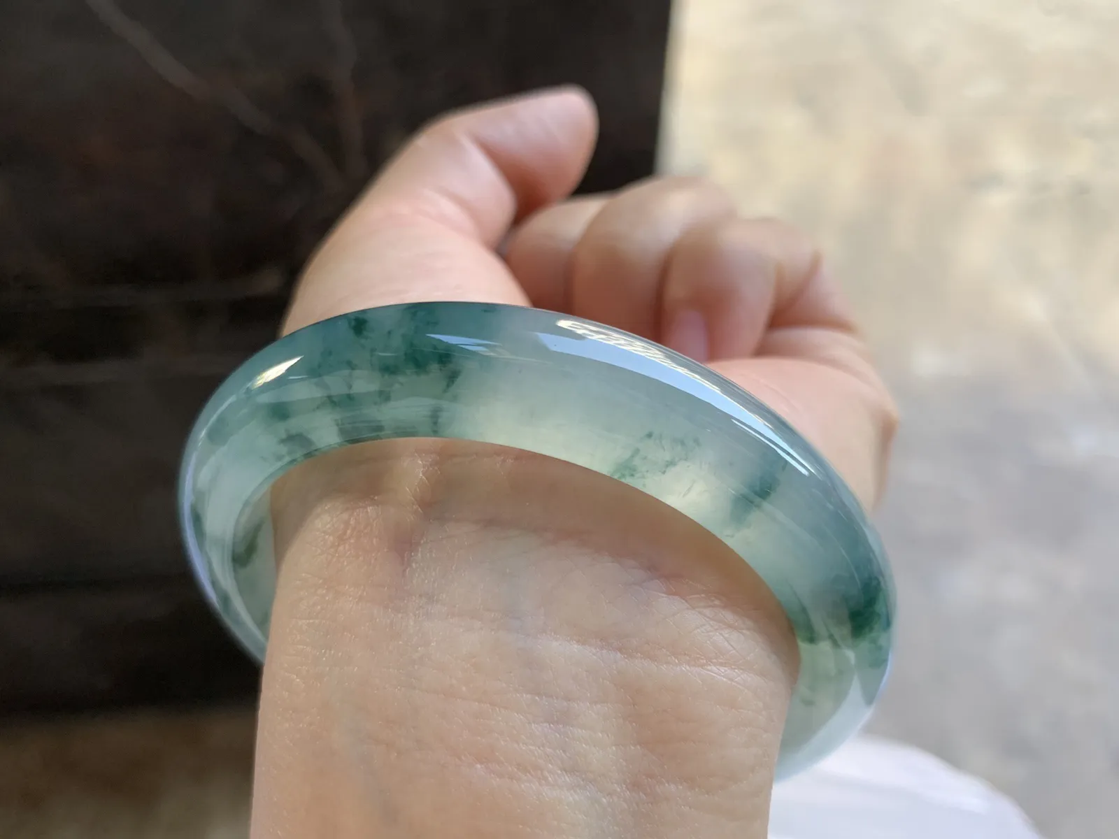 57-12.3-8.6mm
冰种飘花手镯 水润冰透 花色灵动