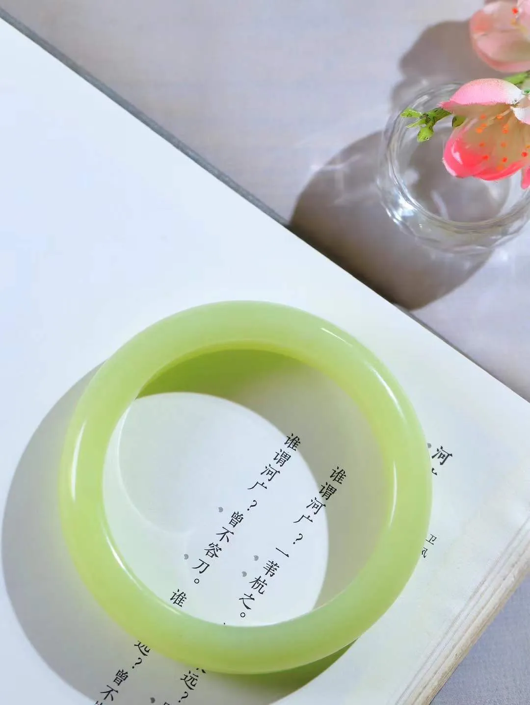 （冬日暖阳.手镯）

精品️和田玉黄口手镯 质地油润，大气雅致，清风明月潺潺，浮浮洗尽铅华随于心，净于念……重73.7克  尺寸60-13.9-9.9mm fDA-99120374