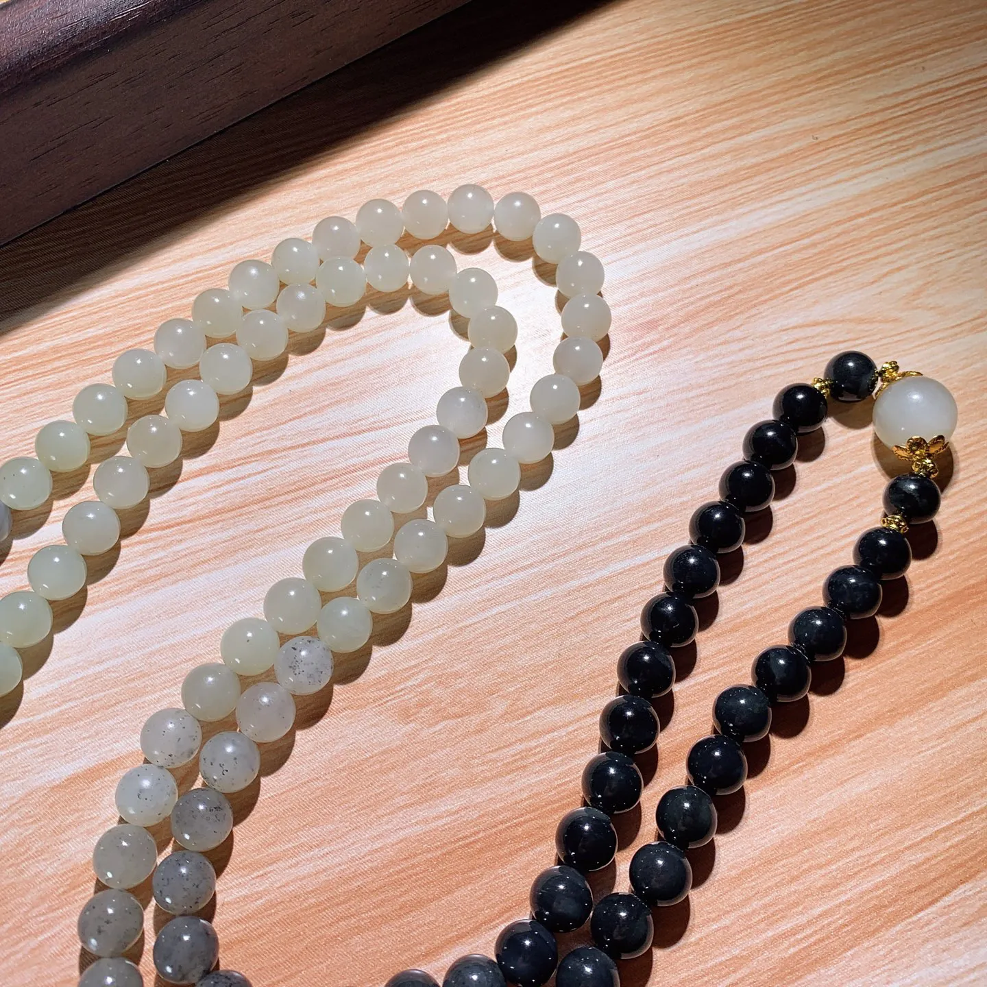 新疆和田玉籽料青花108佛珠项链。单颗尺寸8！玉质细腻油润。手推出油。佩戴高端典雅。lt251203