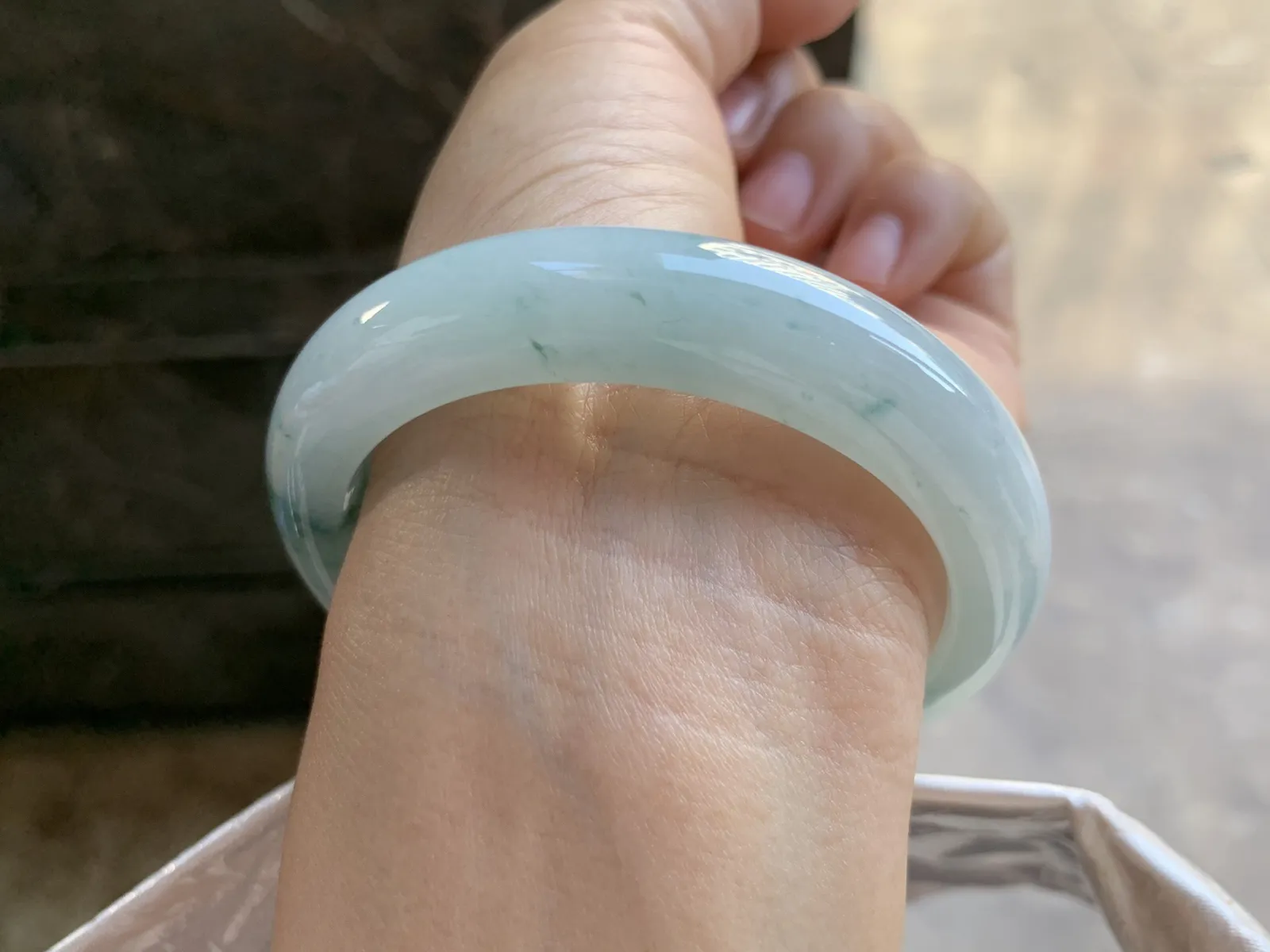 54-12.2-8.4mm
糯冰飘花手镯 底子细腻 画色浓郁