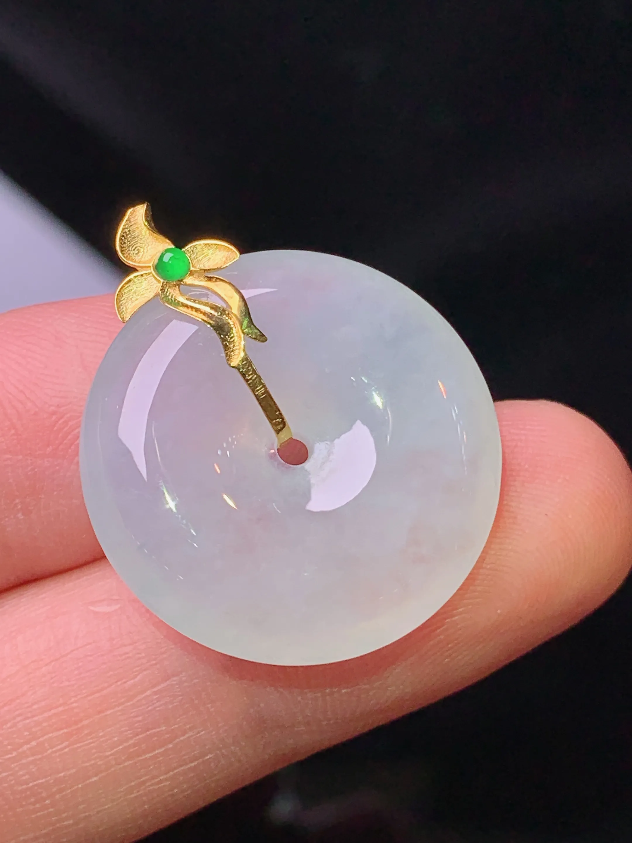 18k金镶嵌冰种平安扣吊坠 玉质细腻 色泽清新艳丽 整体尺寸26.2*21.8*5.6