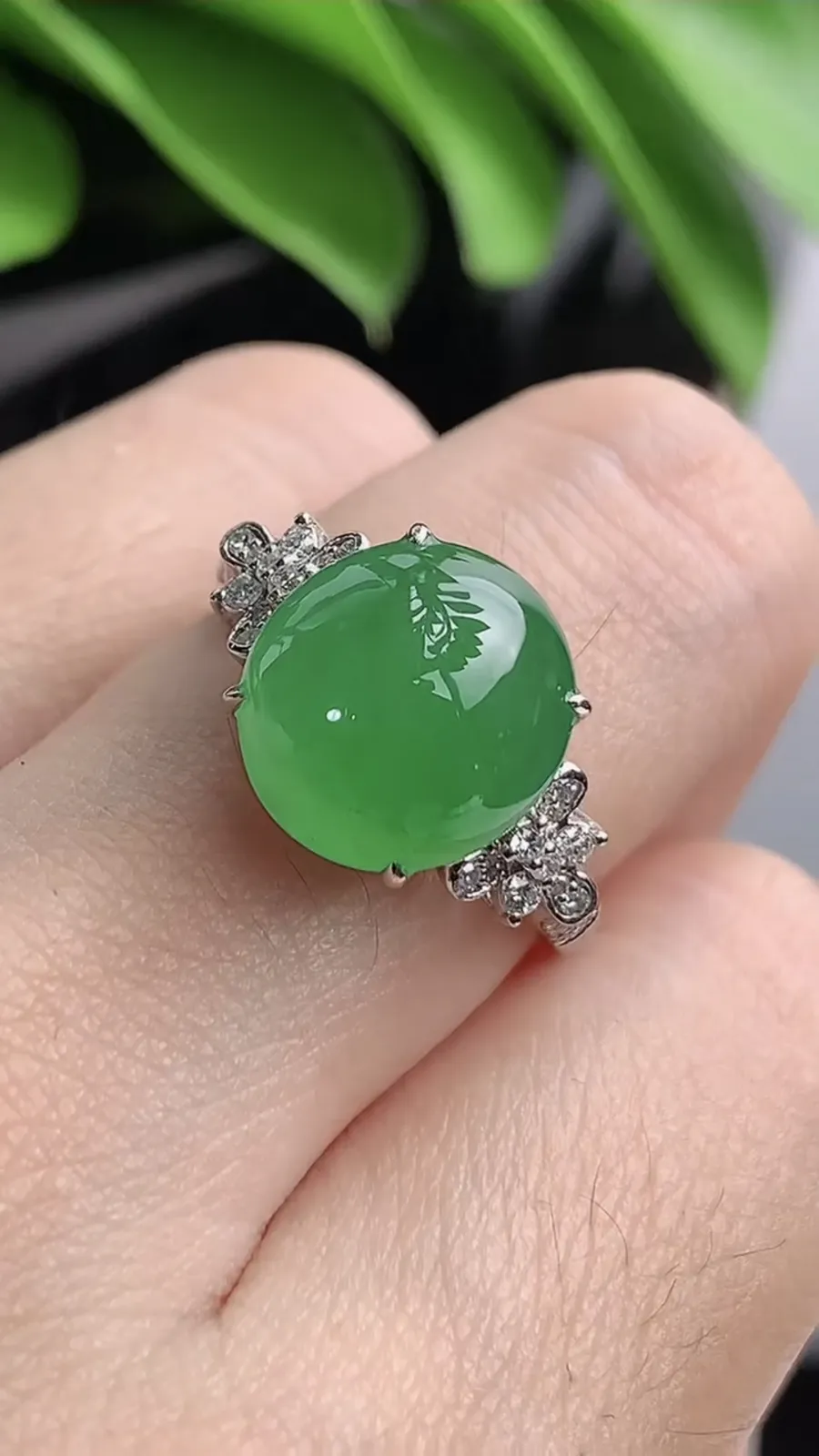 a货翡翠老坑冰种18K金伴钻镶嵌阳绿蛋面戒指 圈口17.3裸石尺寸11.5×10.6mm 重量5.00g 1203