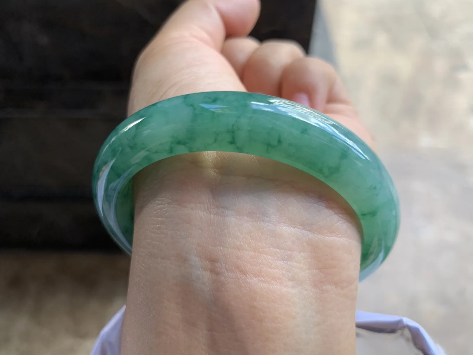 56.5-12.5-8.2mm
色花手镯 底子细腻 花色漂亮