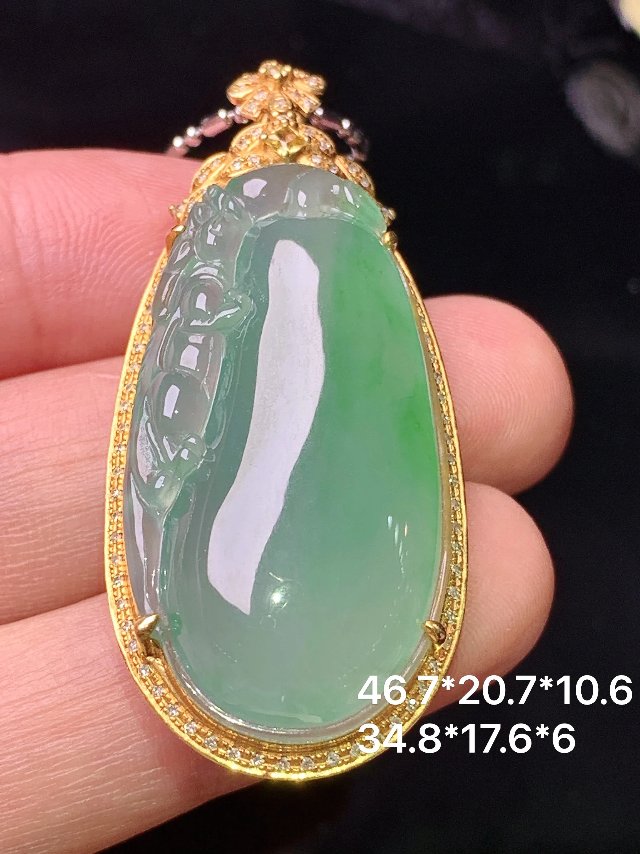 18k金钻镶嵌冰种飘绿福瓜吊坠 玉质细腻 色泽清新艳丽 整体尺寸46.7*20.7*10.6