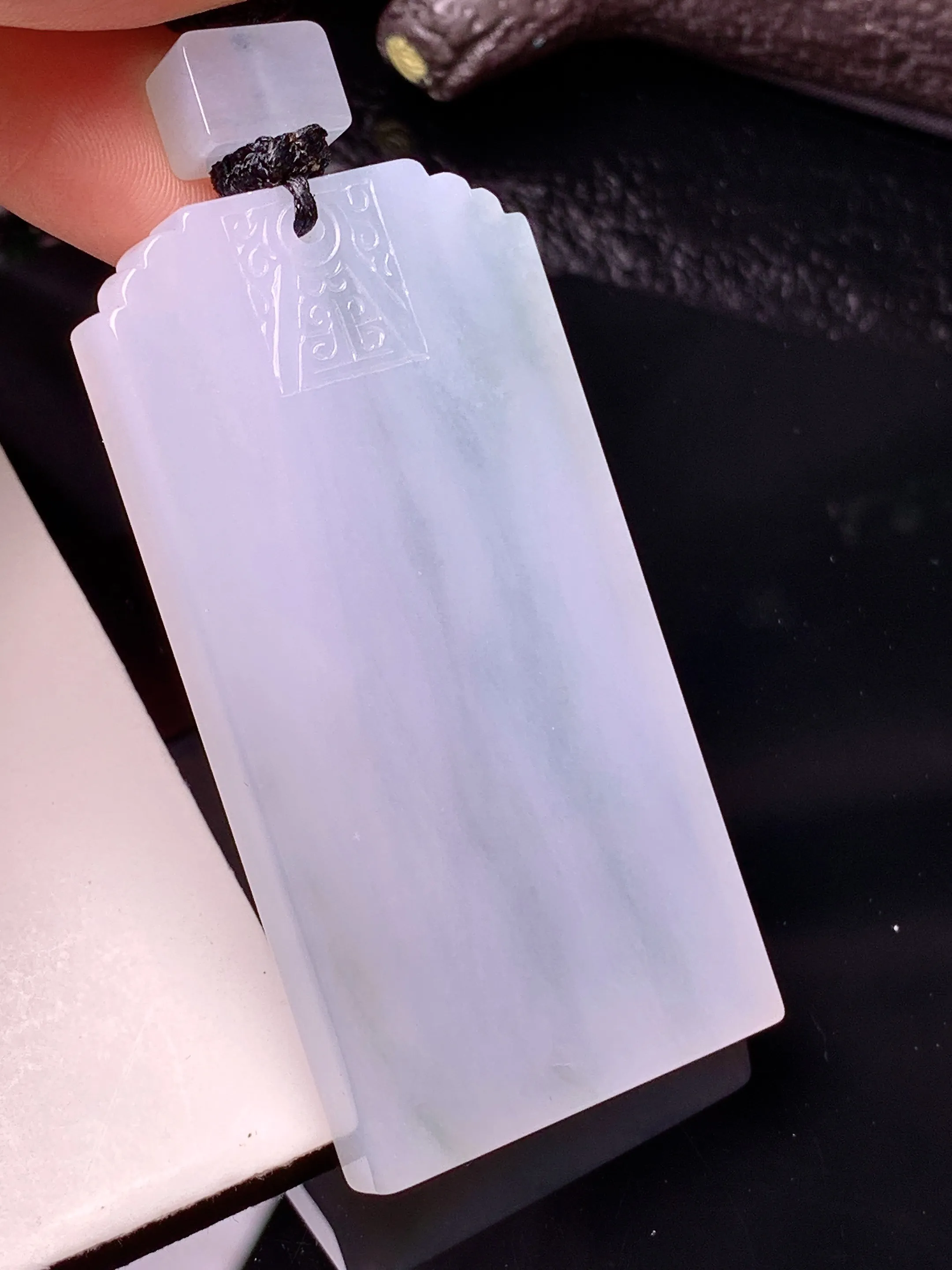 雕花无事牌吊坠 玉质细腻 色泽清新艳丽 整体尺寸56.5*27*6.2