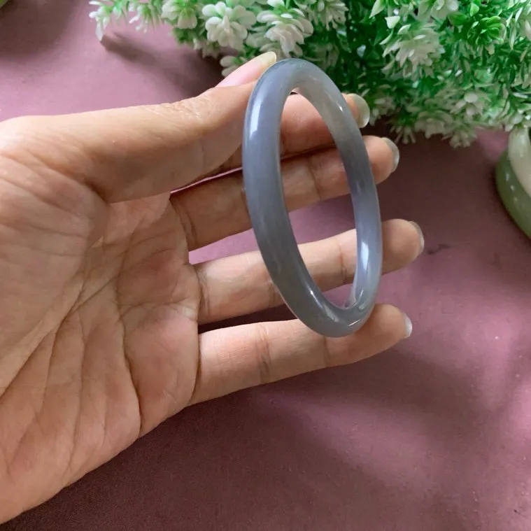 和田玉57圈口紫罗兰手镯，玉质特细腻油润，高脂粉，品相超赞，️萦绕腕间时，古韵不失时尚，素雅不失品味，细腻光滑的触感，使人沉醉，气质高