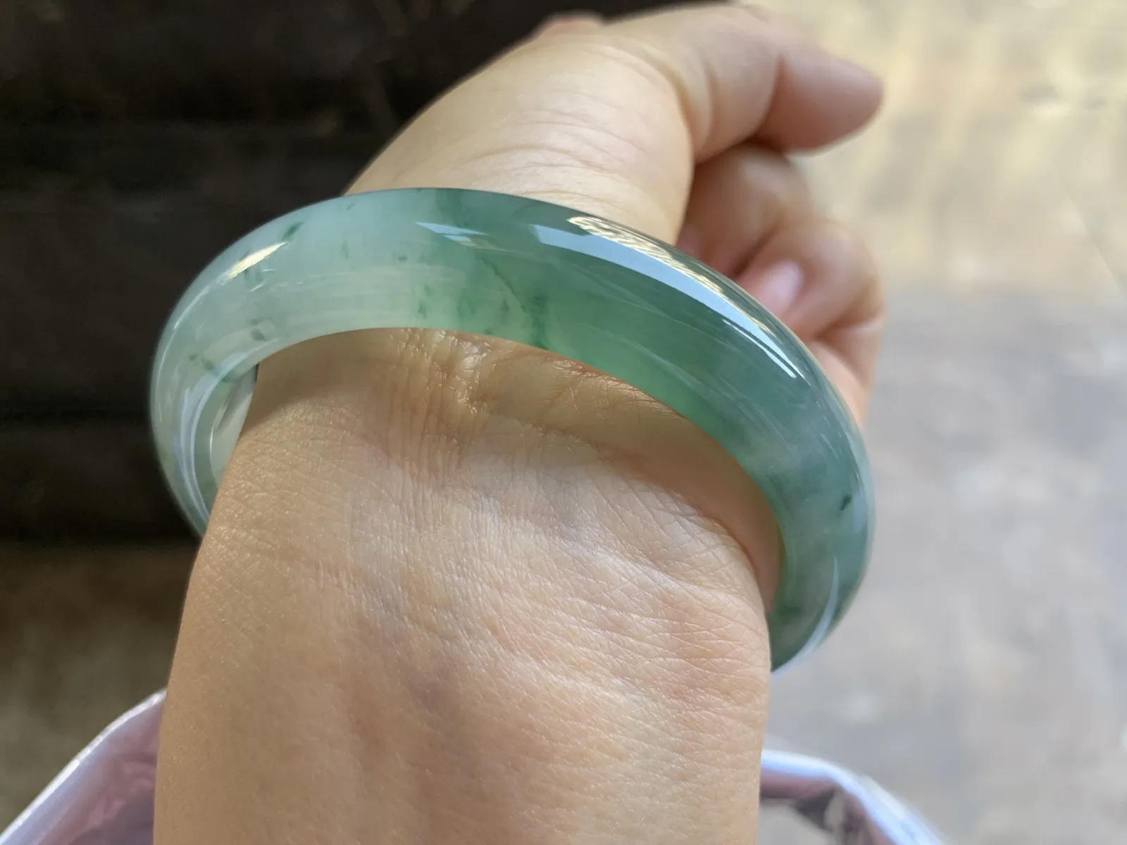 56-12.4-8mm
冰种飘花手镯 底子细腻 花色浓郁