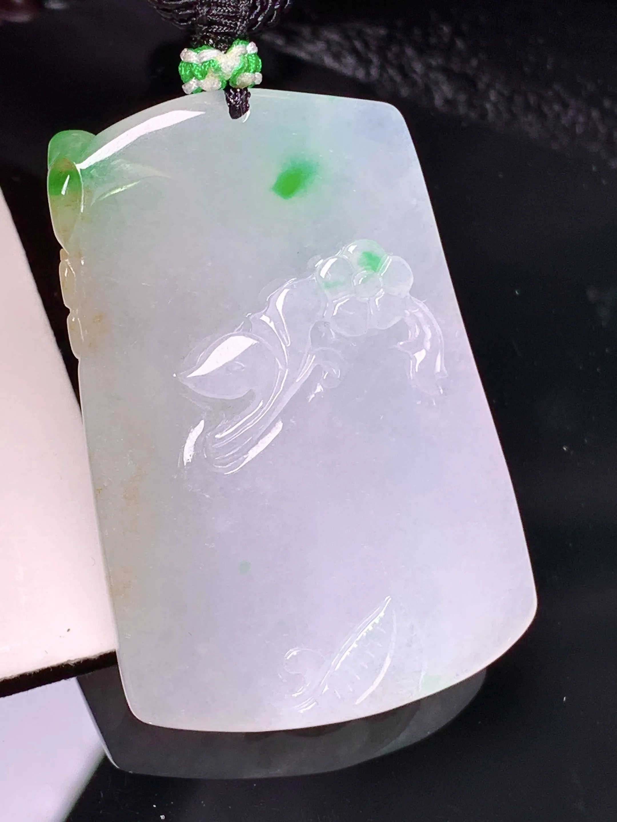 飘绿梅花鹿吊坠 玉质细腻 色泽清新艳丽 整体尺寸46.8*32.3*9