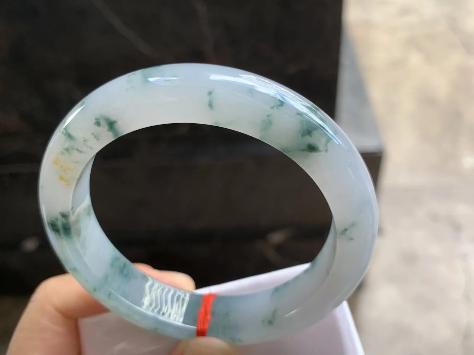 60-13.4-9.4mm
飘花大圈口手镯 底子细腻 花色灵动