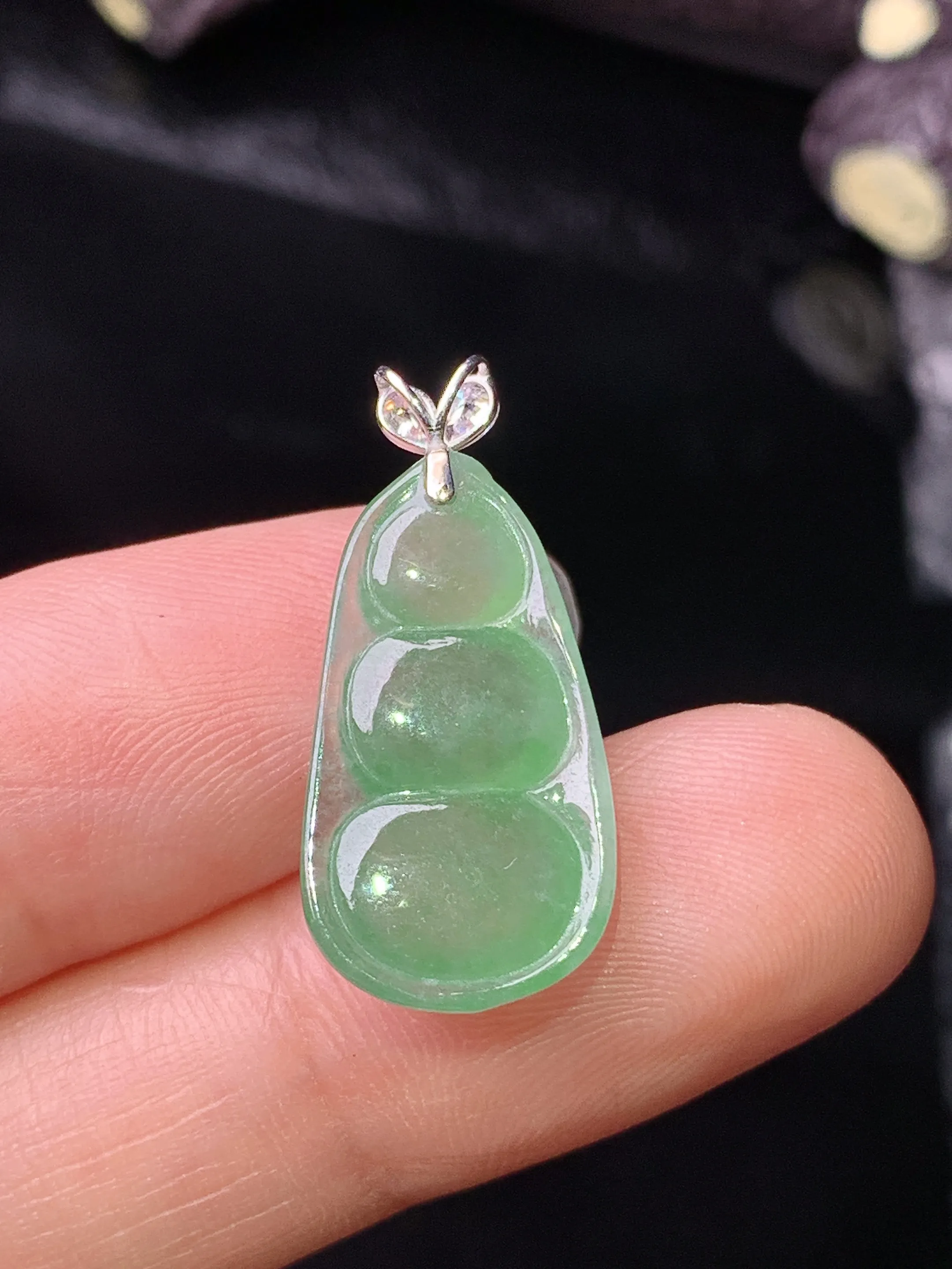 18k金钻镶嵌冰种晴绿四季豆吊坠 玉质细腻 色泽清新艳丽 整体尺寸24*11*4.8
