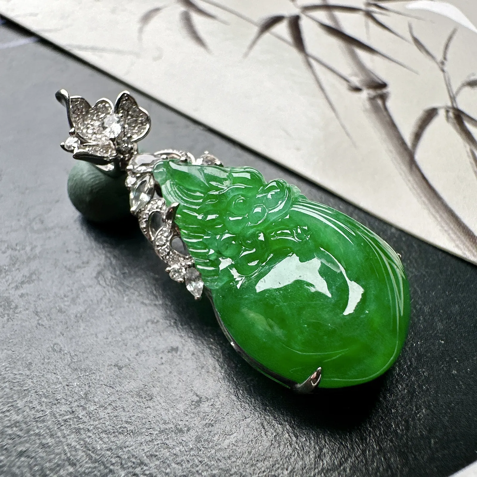 【冰种满绿龙吊坠】冰感十足，通透闪亮，种老细腻，晶莹透亮，品质很高。雕工也很精美，18K金钻精美镶嵌，裸石尺寸26.9*16*11毫米