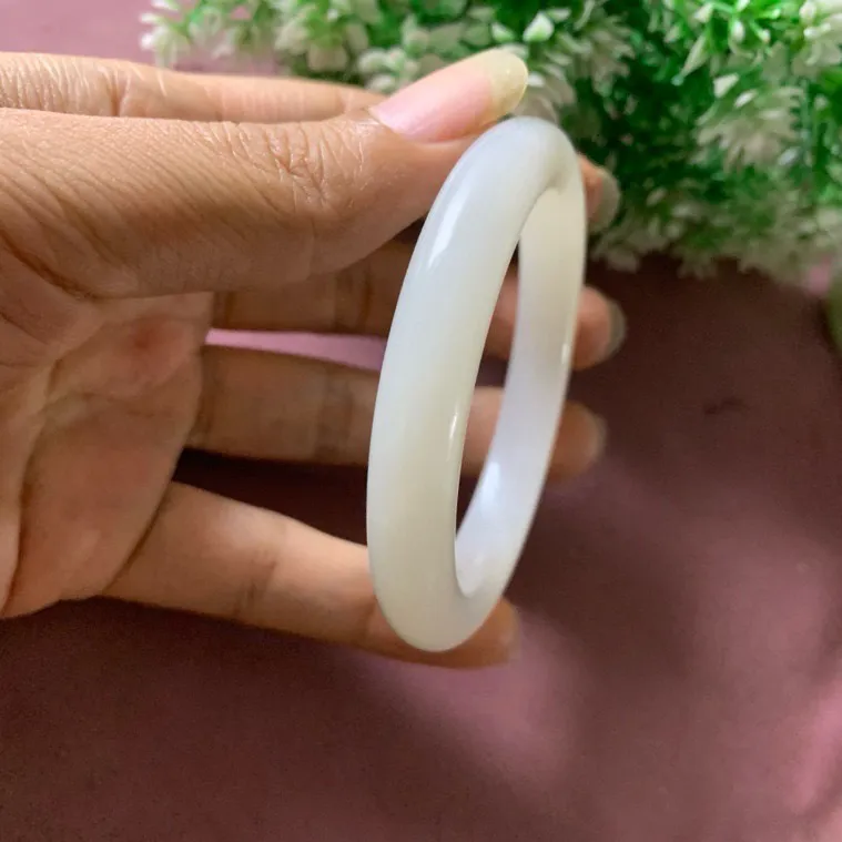 和田玉55圈口羊脂白玉手镯，玉质特细腻油润，白度一级，高脂粉，品相超赞，️萦绕腕间时，古韵不失时尚，素雅不失品味，细腻光滑的触感，使人沉醉，气质高