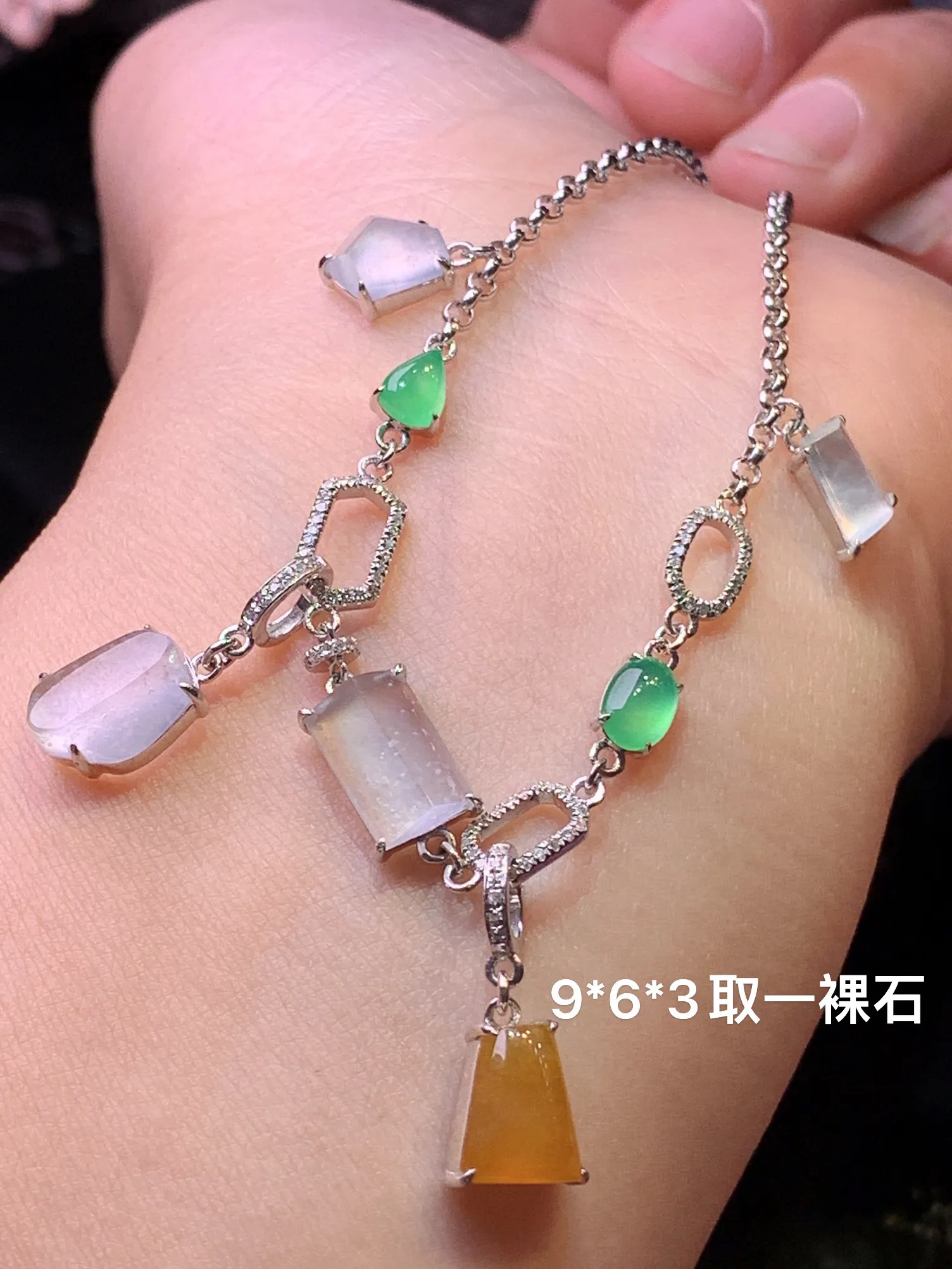 18k金钻镶嵌多彩多宝手链吊坠两用款 玉质细腻 色泽清新艳丽 裸石尺寸9*6*3