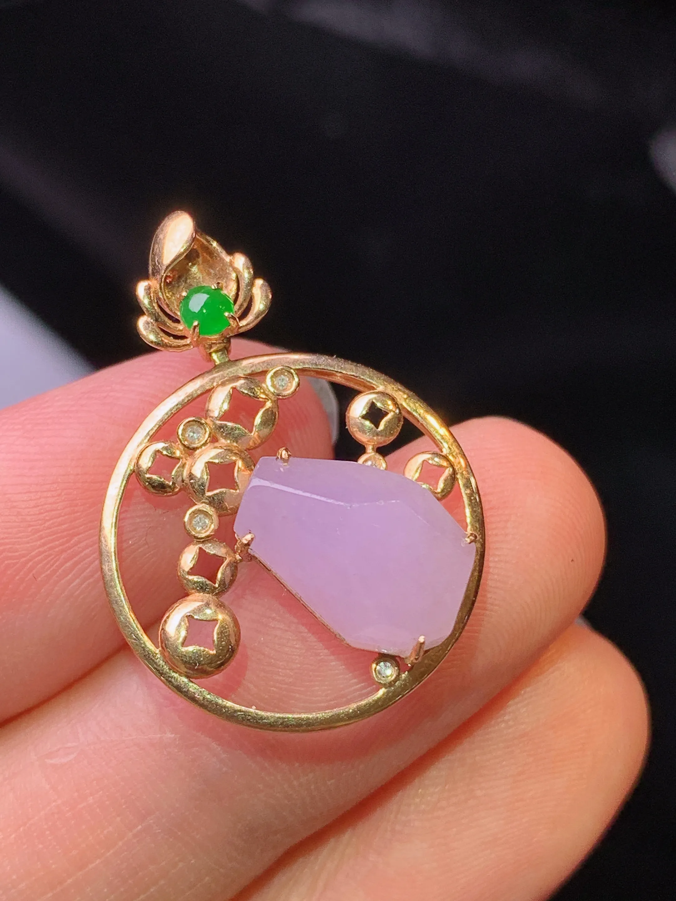 18k金镶嵌紫罗兰随形吊坠 玉质细腻 色泽清新艳丽 整体尺寸25.5*18.6*7.5