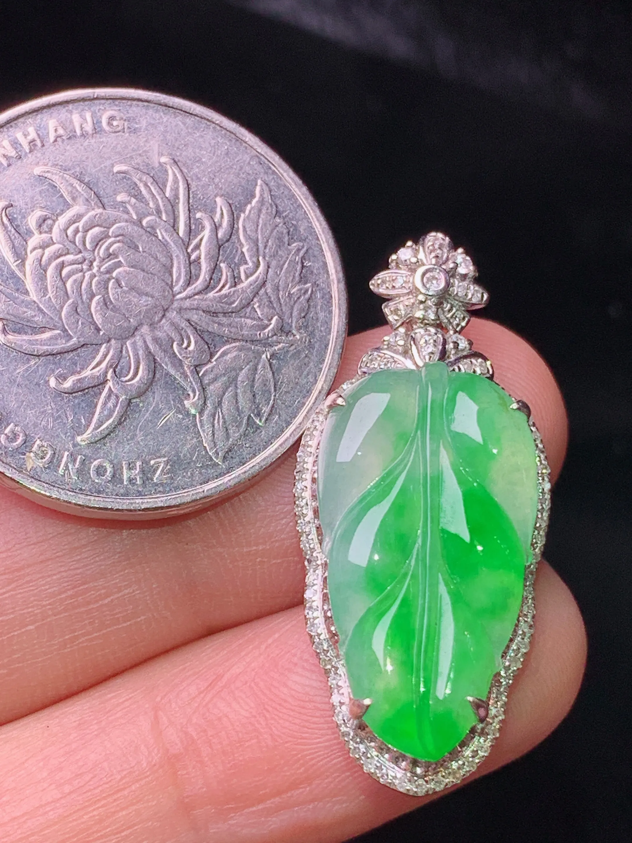 18k金钻镶嵌翠绿树叶吊坠 玉质细腻 色泽清新艳丽 整体尺寸31.5*13.8*6.8