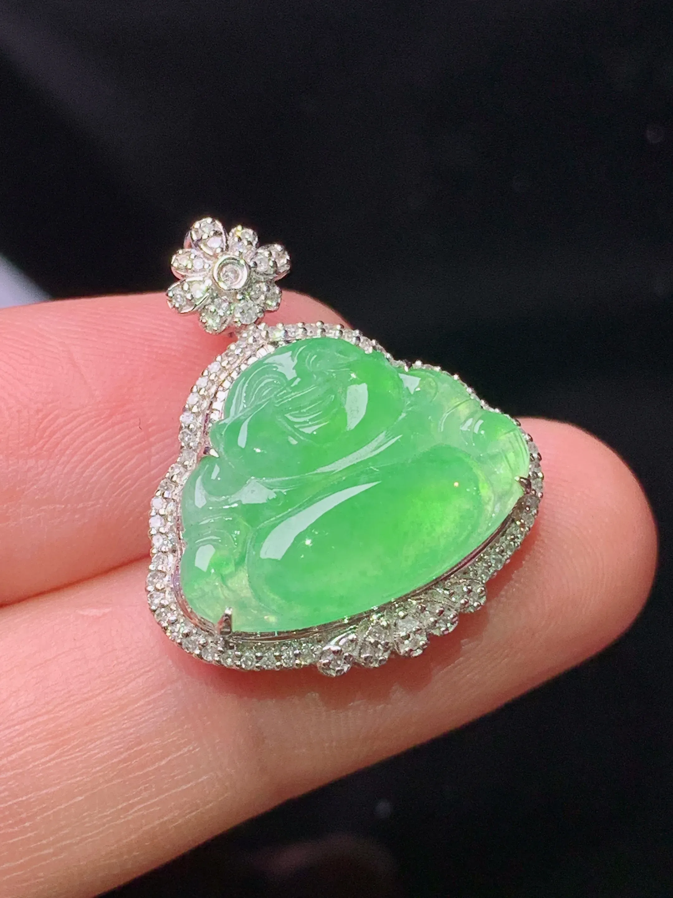 18k金钻镶嵌翠绿佛公吊坠 玉质细腻 色泽清新艳丽 整体尺寸23.8*20.3*7.5