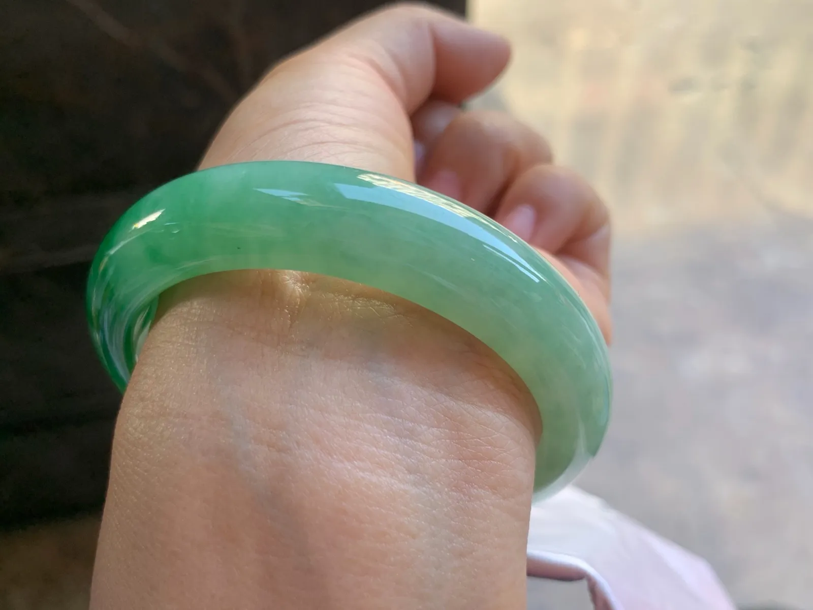 56-12.2-8.6mm
带色手镯 底子细腻 颜色好