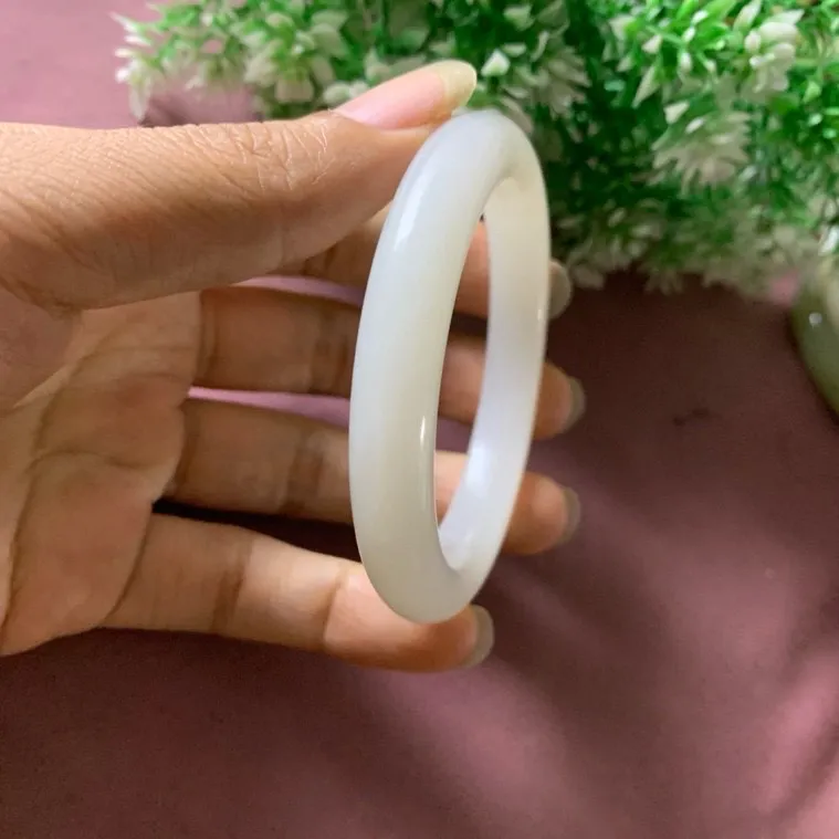 和田玉55圈口羊脂白玉手镯，玉质特细腻油润，白度一级，高脂粉，品相超赞，️萦绕腕间时，古韵不失时尚