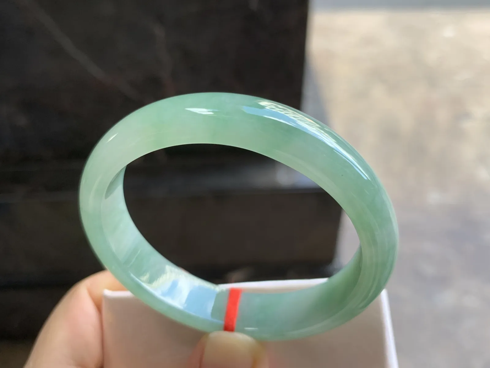 55-12.3-7mm
芙蓉花贵妃手镯 底子细腻 水润 正圈53可带