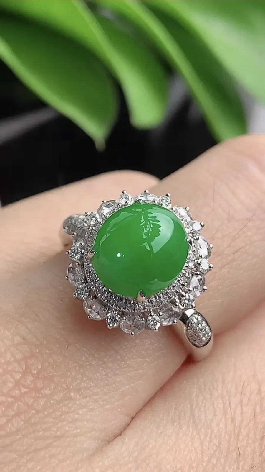 a货翡翠老坑冰种18K金伴钻镶嵌阳绿蛋面戒指 圈口17.7裸石尺寸9×8.6mm 重量3.74g 1203