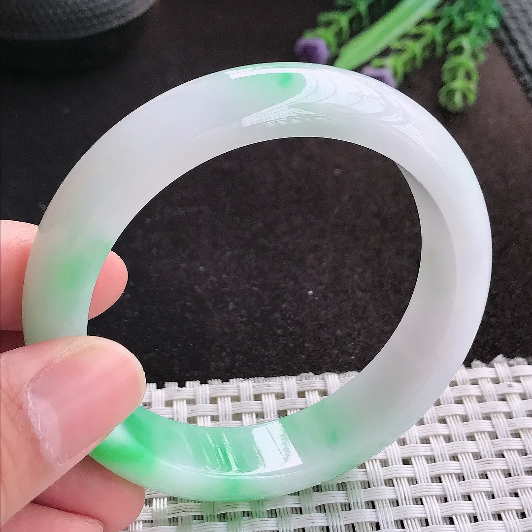 天然A货翡翠57/14.2/8.5老坑冰润起胶白底青飘阳绿手镯宽边玉手镯