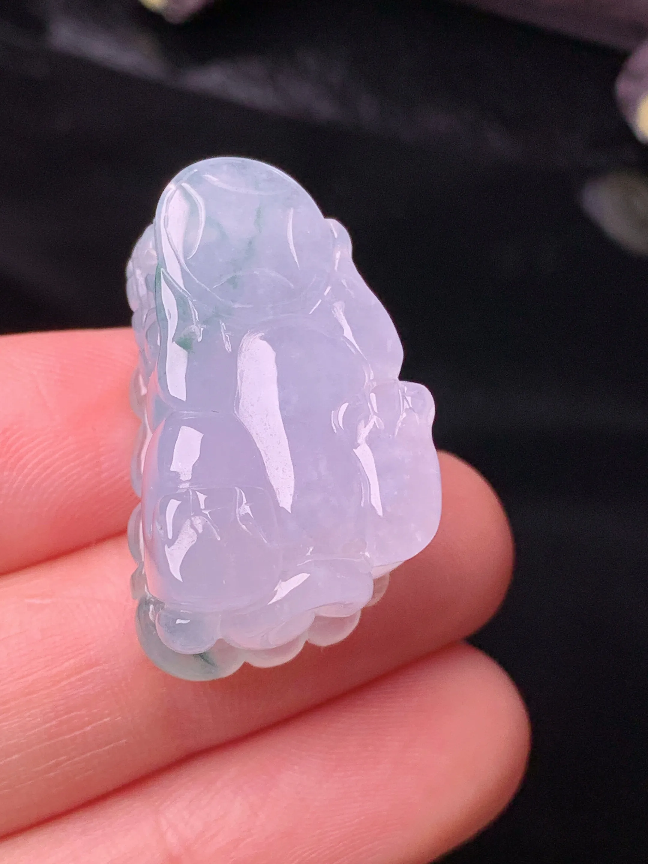 冰种飘绿貔貅吊坠 玉质细腻 色泽清新艳丽 整体尺寸29.5*16.5*11.3