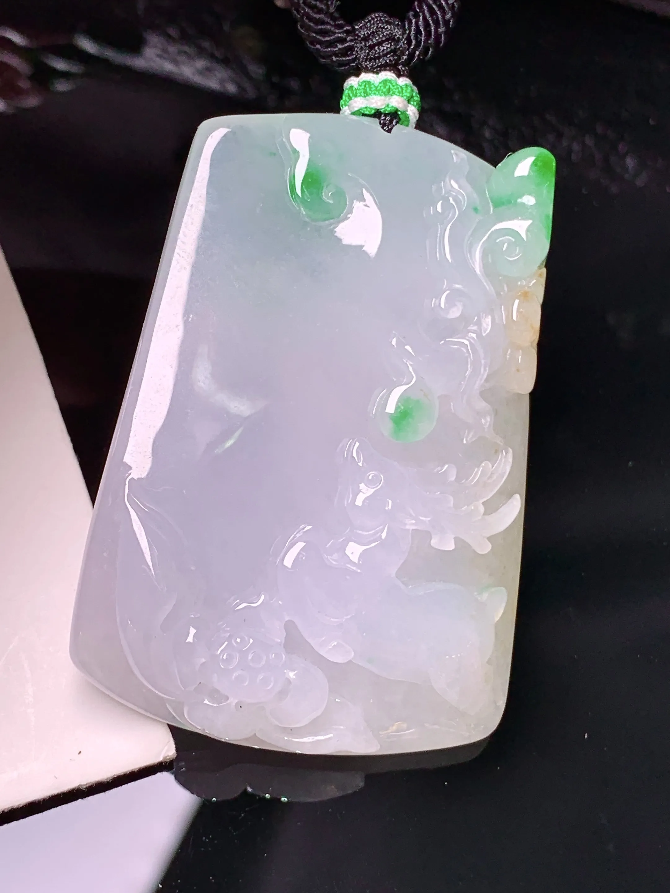 飘绿梅花鹿吊坠 玉质细腻 色泽清新艳丽 整体尺寸46.8*32.3*9