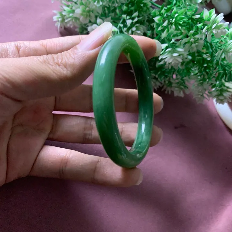 和田玉碧玉54.5圈口菠菜绿圆条手镯，圈口54.5宽10玉质特细腻油润，高脂粉，品相超赞，萦绕腕间时