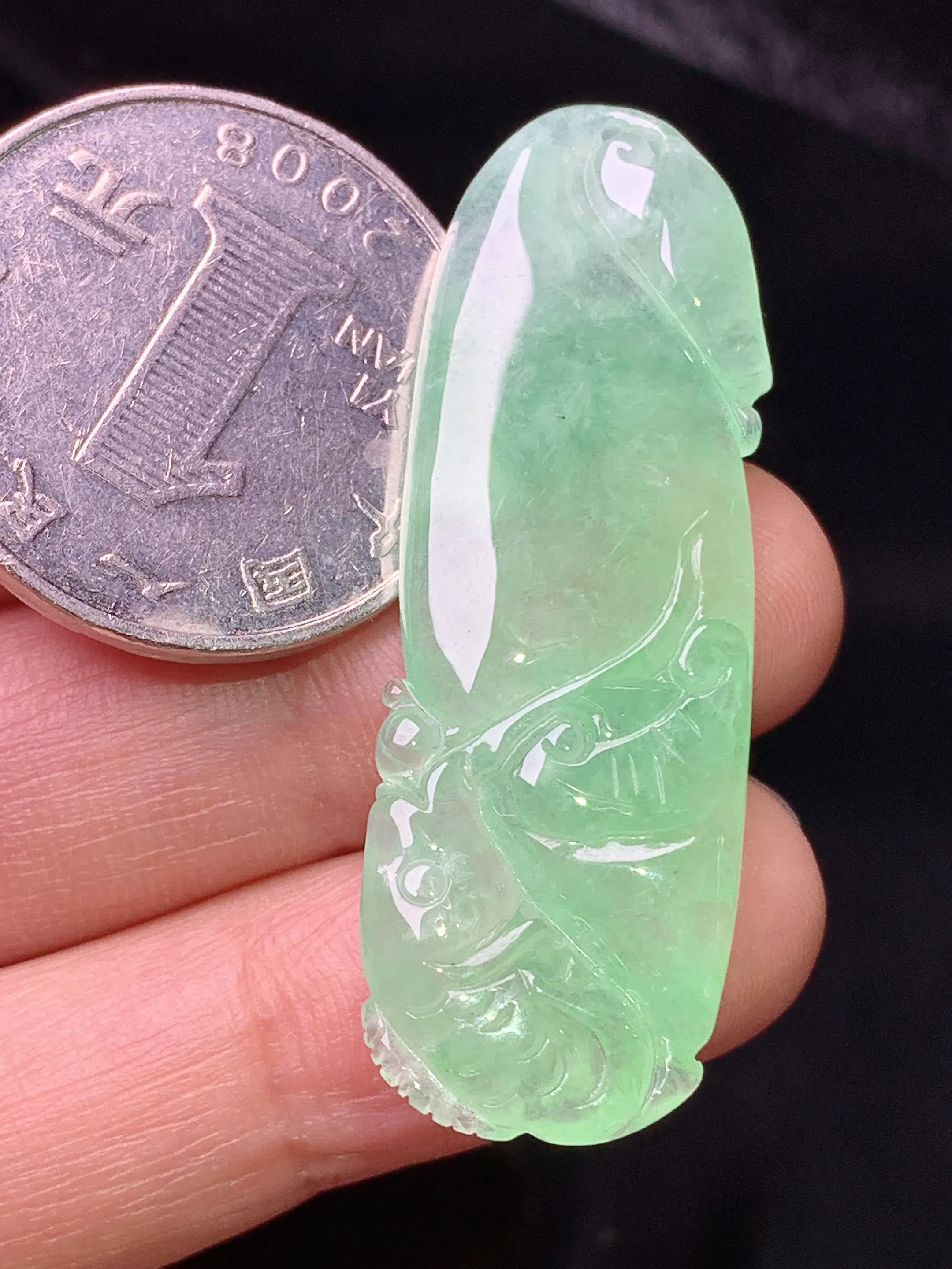 翠绿冰种吊坠 玉质细腻 色泽清新艳丽 整体尺寸44.5*15*4.3