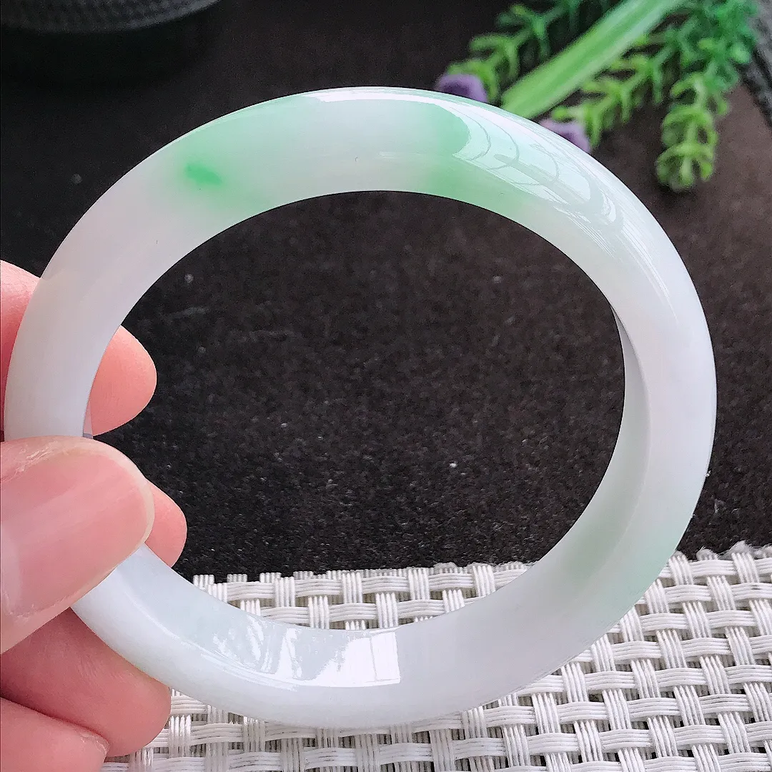 天然A货翡翠56.5/12/8.2老坑精美冰润飘绿手镯白底青宽边玉手镯