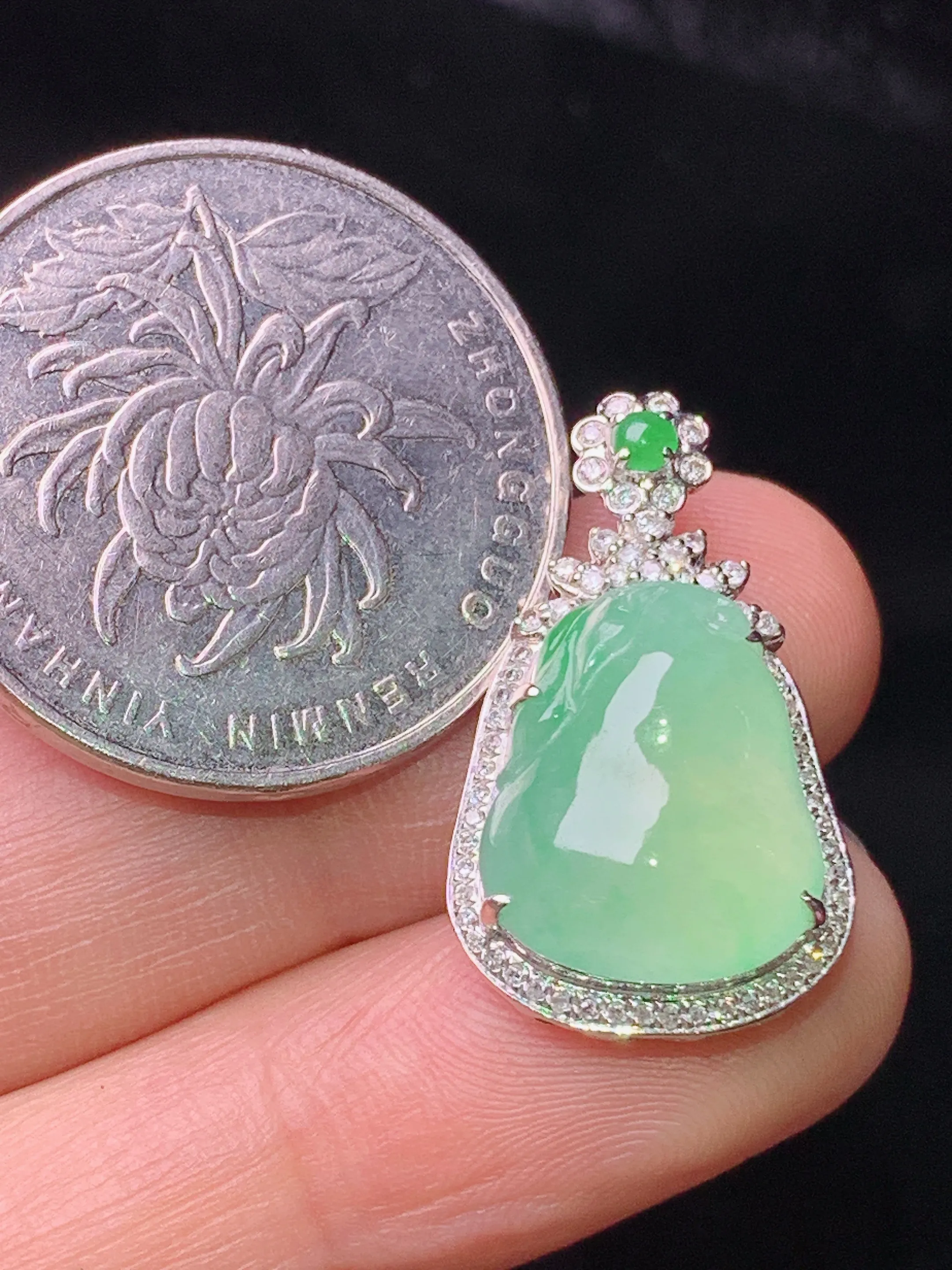 18k金钻镶嵌翠绿福瓜吊坠 玉质细腻 色泽清新艳丽 整体尺寸24.2*14.3*8