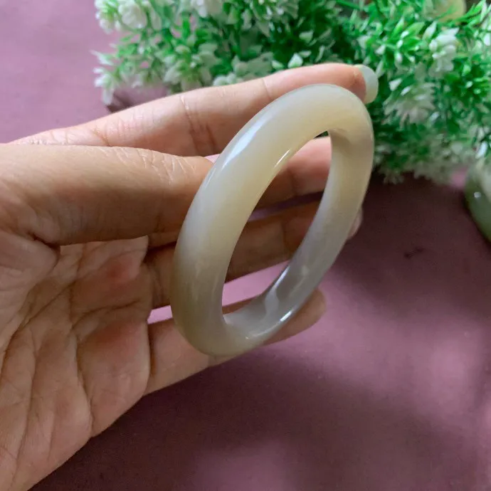 和田玉57.2圈口藕粉色手镯，玉质特细腻油润，白度一级，高脂粉，品相超赞，️萦绕腕间时，古韵不失时尚，素雅不失品味，细腻光滑的触感，使人沉醉，气质高