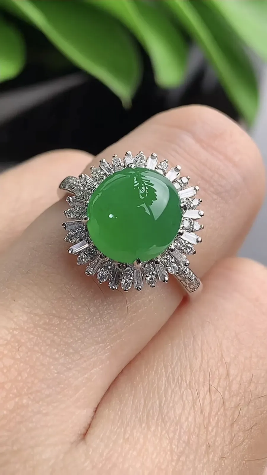 a货翡翠老坑冰种18K金伴钻镶嵌阳绿蛋面戒指 圈口17.4裸石尺寸9.4×8.5mm 重量3.72g 1203