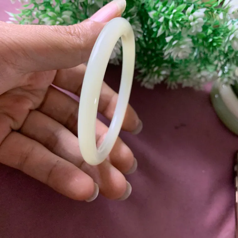 和田玉58圈口且末糖料手镯，玉质特细腻油润，白度一级，高脂粉，品相超赞，️萦绕腕间时，古韵不失时尚，素雅不失品味，细腻光滑的触感，使人沉醉，气质高