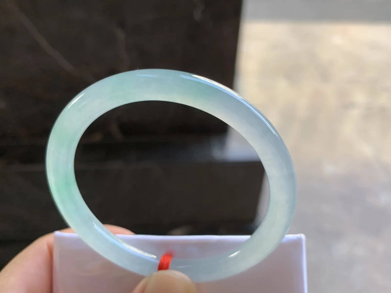 51-6.8mm
冰种飘绿圆条手镯 水润冰透 小清新