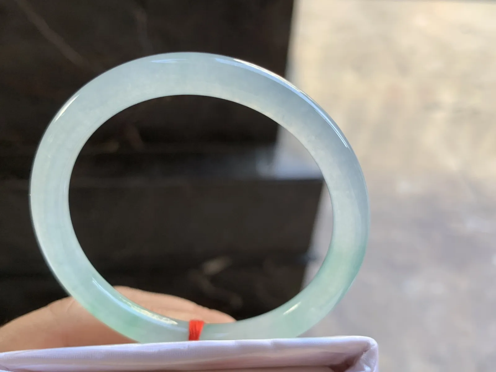 51-6.8mm
冰种飘绿圆条手镯 水润冰透 小清新