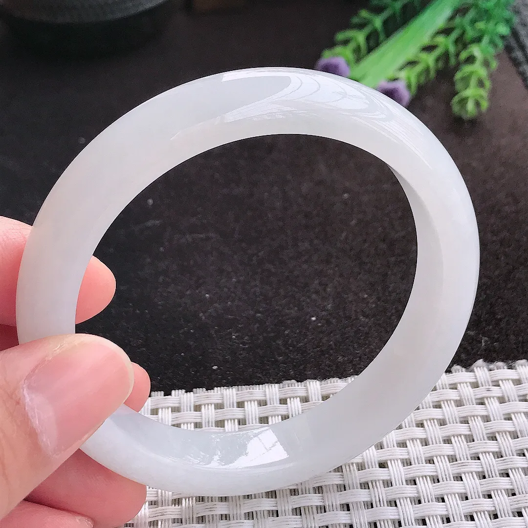 天然A货翡翠59/12/8.4老坑秀气冰润月光白手镯宽边玉镯