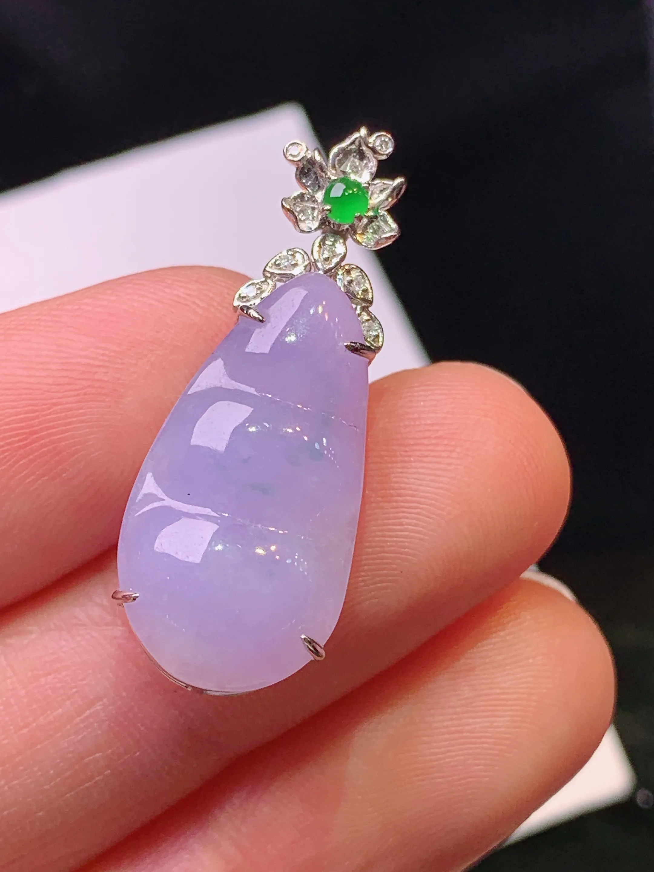 18k金钻镶嵌紫罗兰四季豆吊坠 玉质细腻 色泽清新艳丽 整体尺寸29.3*11.2*6.5