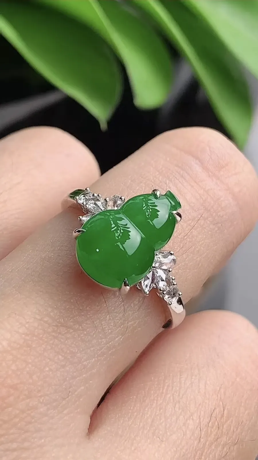 a货翡翠老坑冰种18K金伴钻镶嵌阳绿葫芦戒指 圈口17.6裸石尺寸12×8.2mm 重量3.34g 1203
