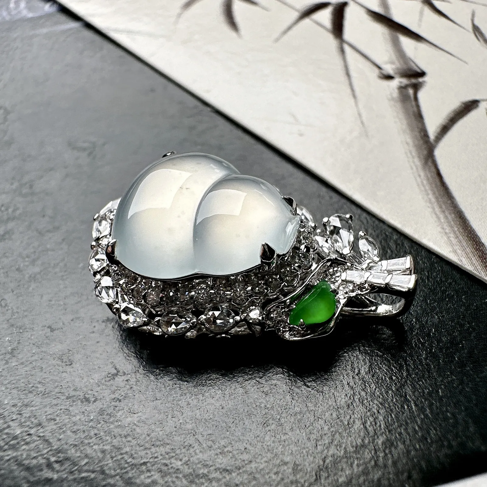 【冰种葫芦吊坠】质地细腻清爽，荧光感强烈，起刚光强烈，18K金钻镶嵌，裸石尺寸14.9*13.3*4.9毫米